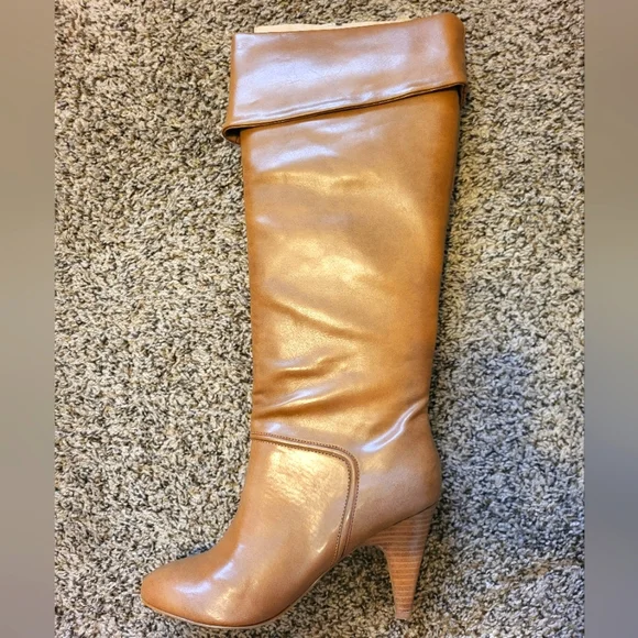 Colin Stuart Butterscotch knee-high heel faux leather boots. 9B - Picture 3 of 15